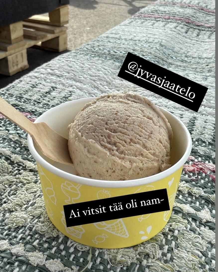 JyväsJäätelön paahdettu mantelijäätelö ilman emulgointi- tai stabilointiaineita.