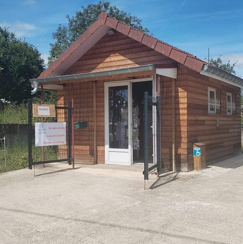 Magasin de Scrapbooking, loisirs créatifs, pochoirs et créations artisanales 