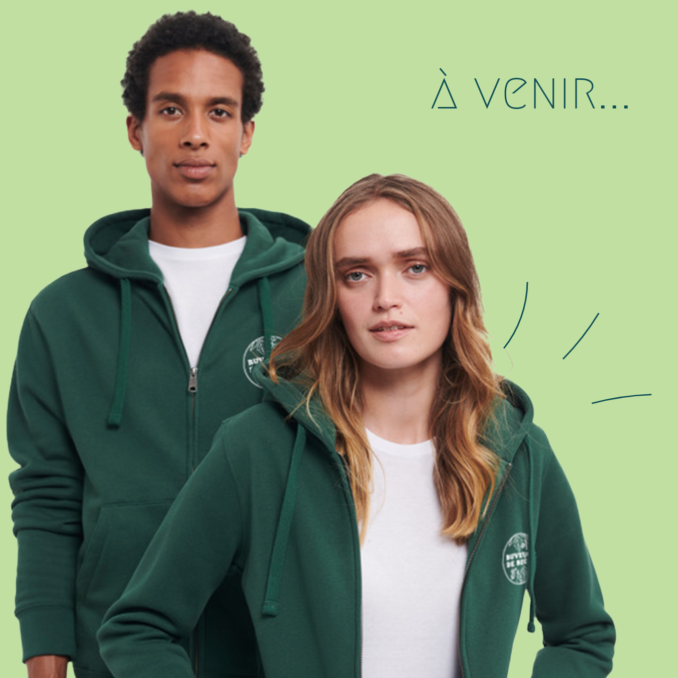 Visuel représentant deux personnes portant le nouveau sweat zippé à capuche Buveuses de Bières. Le modèle est mixte, coloris vert bouteille et disponible dès à présent en pré-commande.