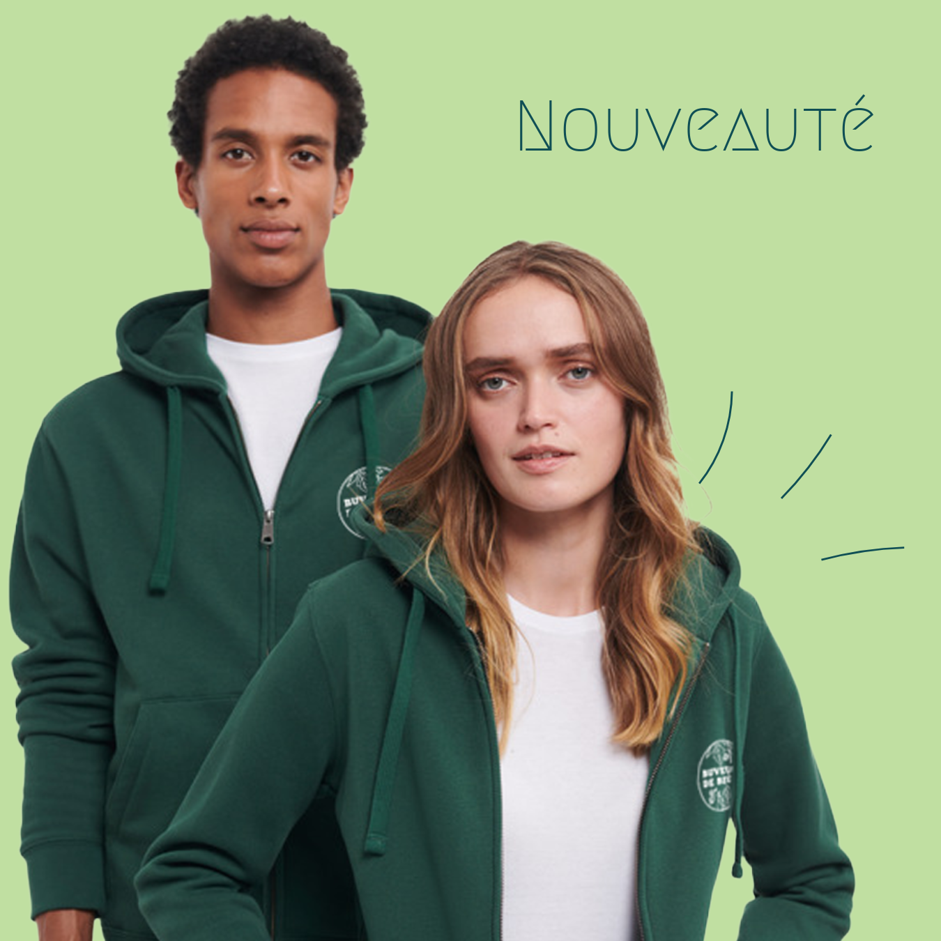 Visuel représentant deux personnes portant le nouveau sweat zippé à capuche Buveuses de Bières. Le modèle est mixte, coloris vert bouteille et disponible dès à présent en pré-commande.