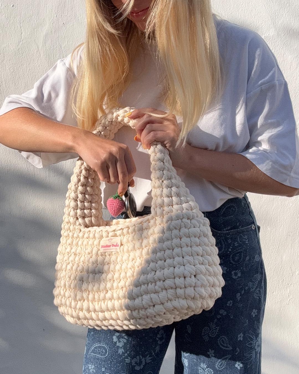 Atelier Pohé | créations colorées artisanales d'accessoires au crochet | sac en crochet intemporel |  bijoux de sac fruit fraise | Vendée