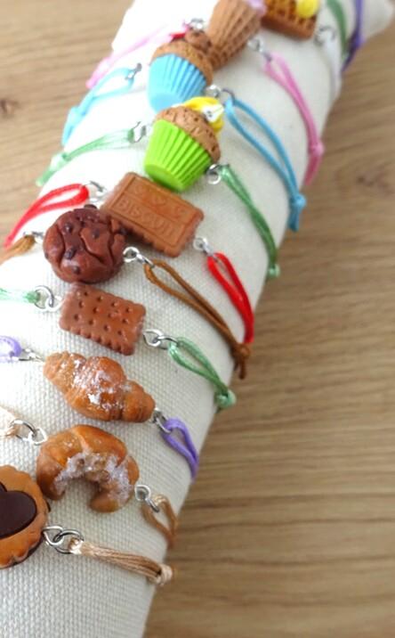 Découvrez les bracelets gourmands en nourriture miniature.  Donuts, biscuits, croissant. Pâte polymère
