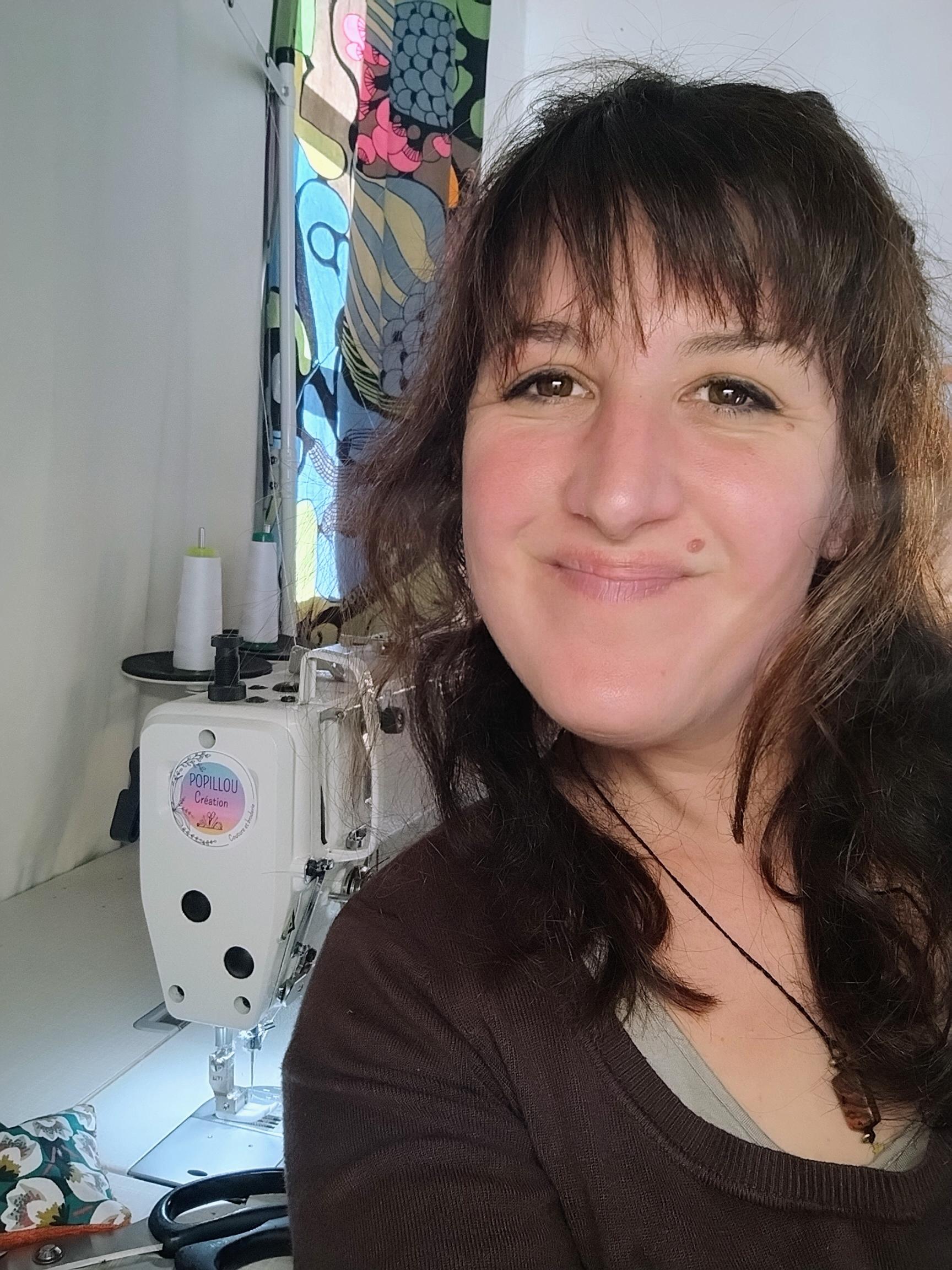 Moi, c’est Sonia.
Tout a commencé enfant, quand ma grand-mère et mon arrière grand-mère m'ont transmis leurs premiers secrets de couture.
Ce geste de famille est devenu mon métier il y a 8 ans.
Aujourd'hui, je crée pour vous des pièces colorées,
joyeuses et surtout pratiques. Mon but ? Allier ce savoir-faire artisanal à des objets qui facilitent et embellissent
votre vie de tous les jours.
Entrez dans mon univers, j'espère que vous y trouverez votre bonheur !