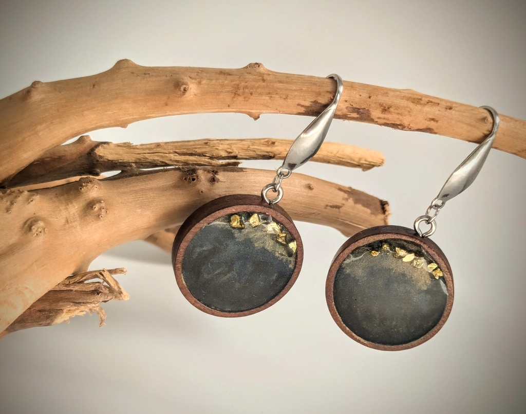 Boucles d oreilles bois peintes à la main dans les tons bleu nuit monture acier inoxydable finition resine