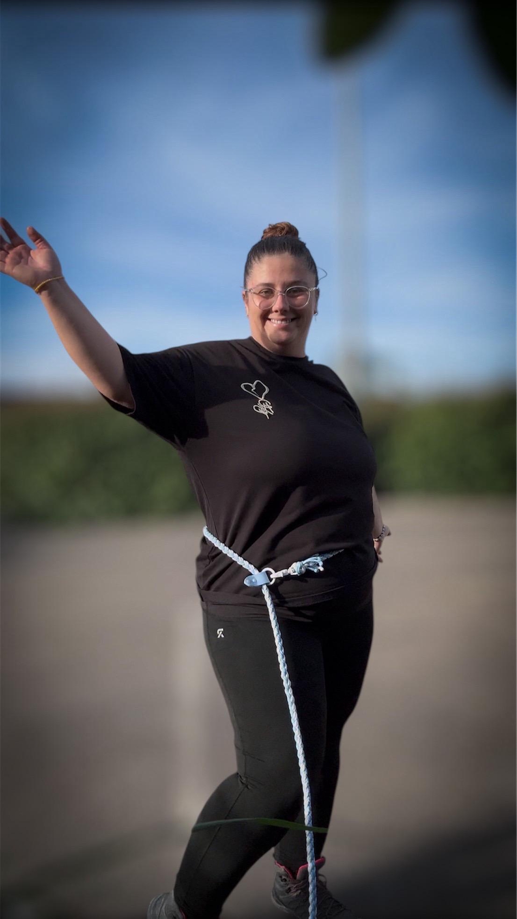 une personne portant une laisse lultipositions en paracord