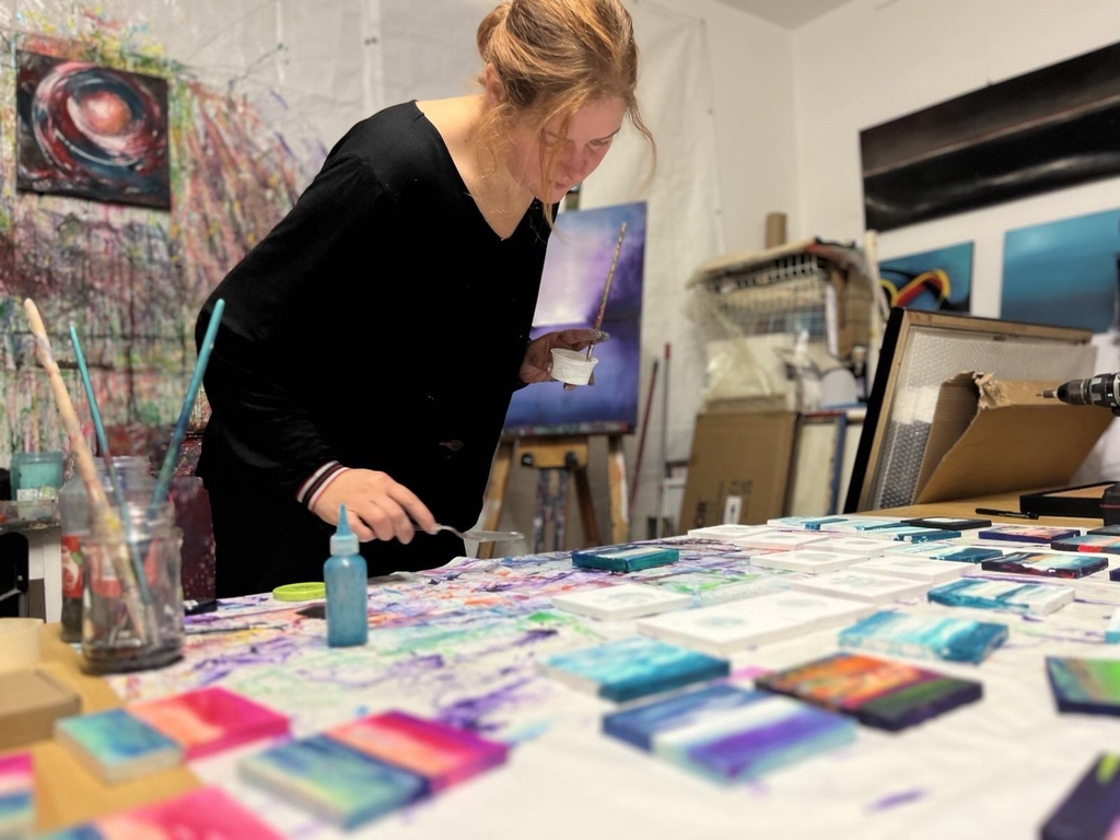 Atelier Acksteiner besuchen - selbstleuchtende Kunstwerke im Traumraum erleben und abstrakte Kunst mit Tiefe entdecken. 