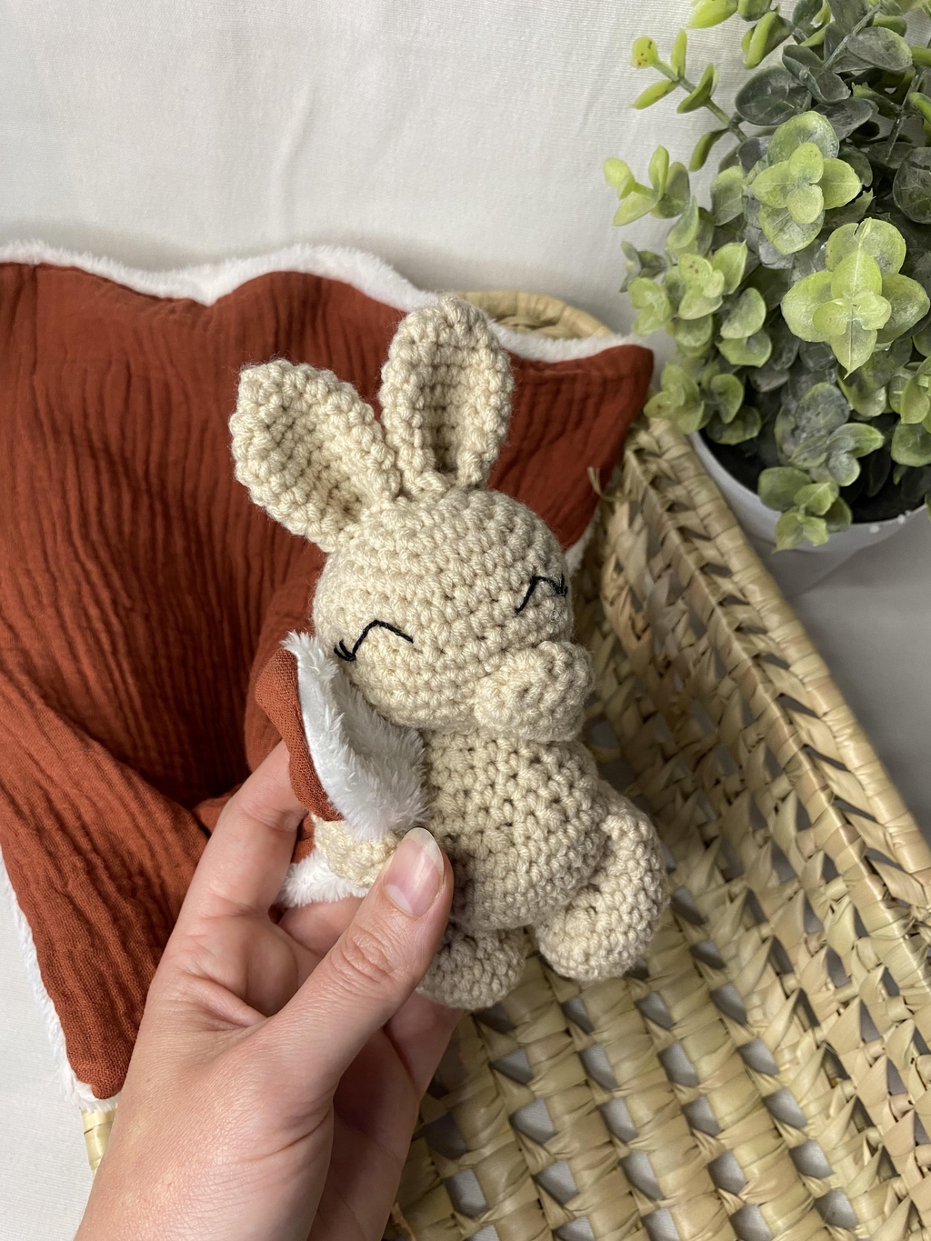 Doudou lapin au crochet avec son lange