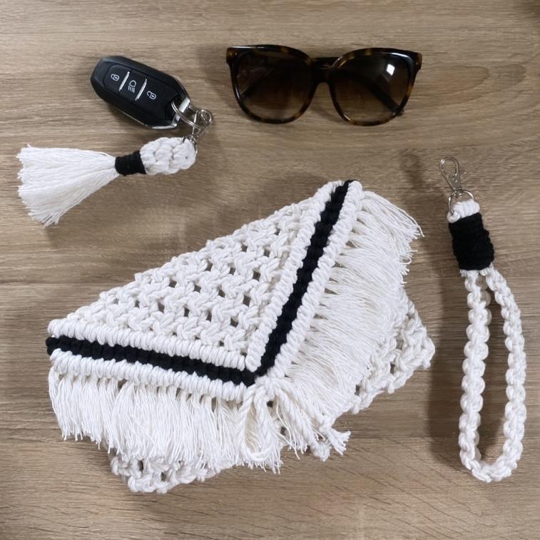Pochette et porte clé en macramé 