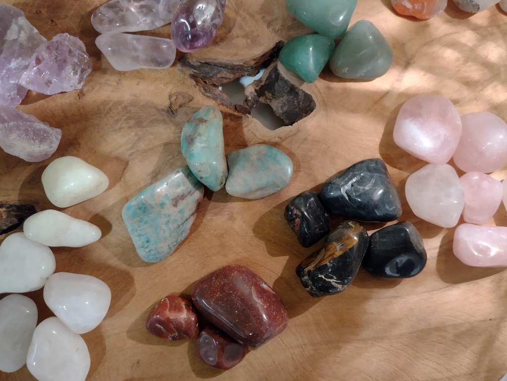 Energia- ja Voimakivet: Äiti Maan Aarteet ja Parantavan Voiman Lähteet

Tutustu kimalteleviin kiviin, kristalleihin ja alkuaineiden energiasta syntyneisiin vuorikiteisiin. Nämä kivet voivat vangita luonnon elementtien voiman – auringon, kuun, meren ja vuoret – ja välittää sen takaisin meille parantavana energiana.