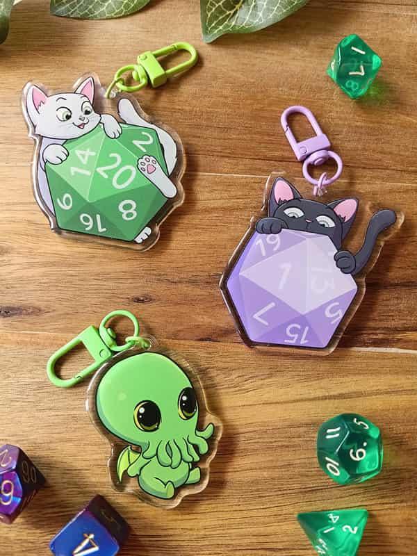 photo produit de porte-clés acryliques dans une style cartoon et mignon, sur la thématique du jeu de rôle