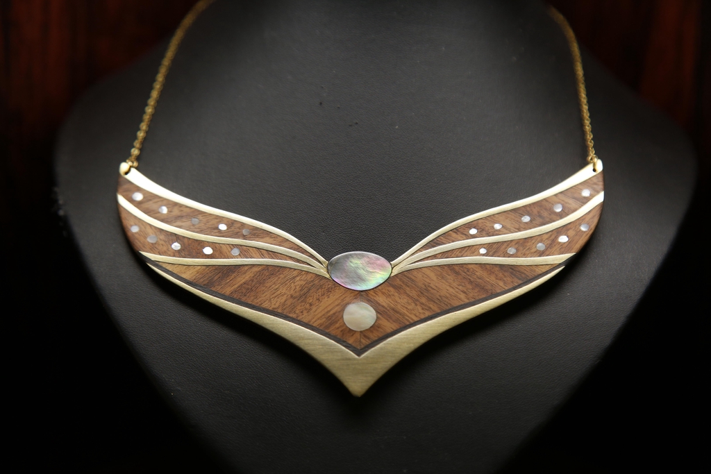 Bijoux, décors et accessoires en marqueterie contemporaine. 