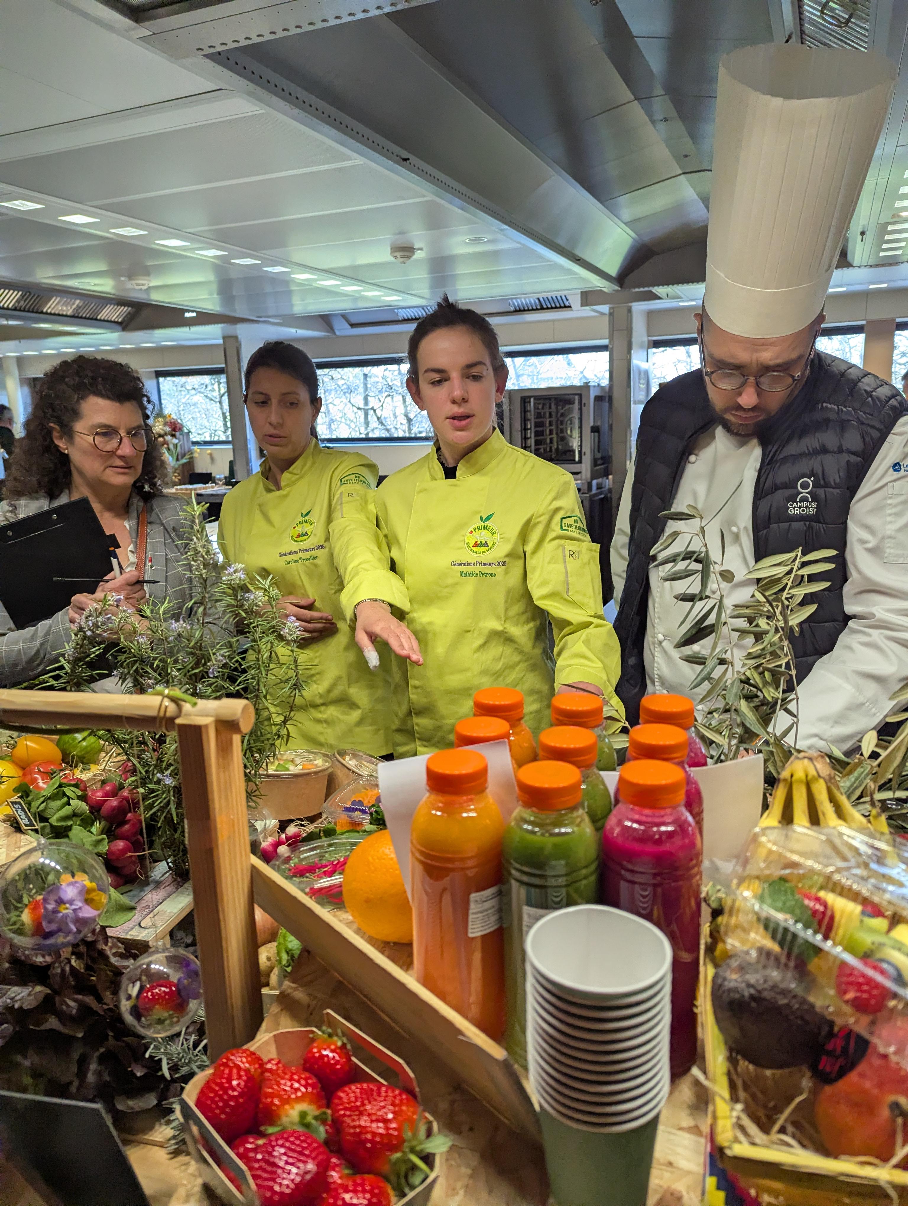 Equipe de deux femmes (Caroline TROCELLIER et Mathilde PETRONE), primeurs spécialiste des fruits et légumes à Avignon