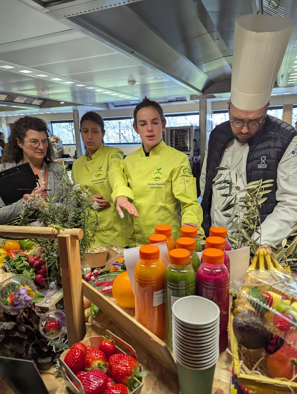 Equipe de deux femmes (Caroline TROCELLIER et Mathilde PETRONE), primeurs spécialiste des fruits et légumes à Avignon