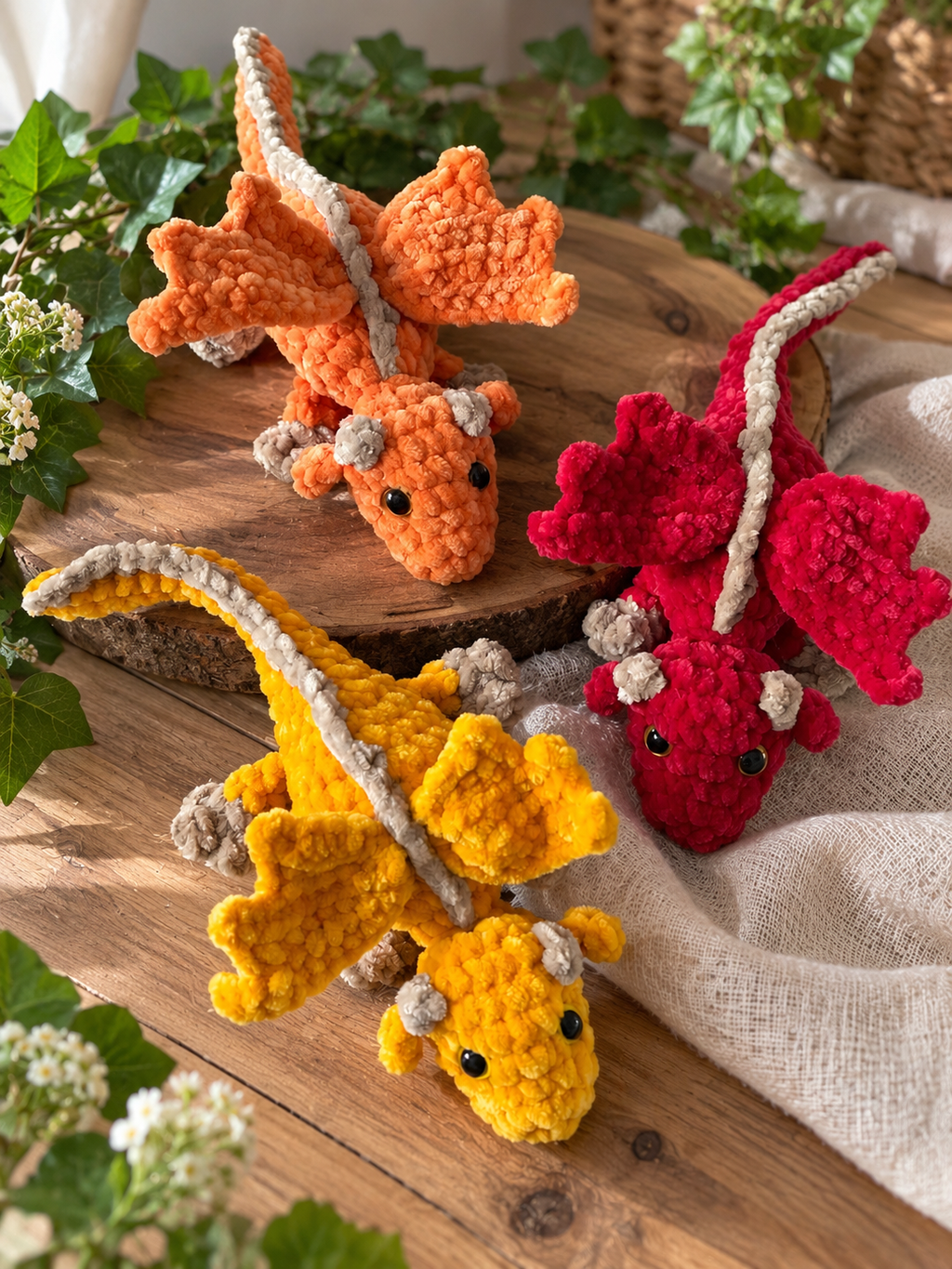 Drei handgehäkelte Drachen aus weicher Chenillewolle in Orange, Rot und Gelb – meine kreative Welt