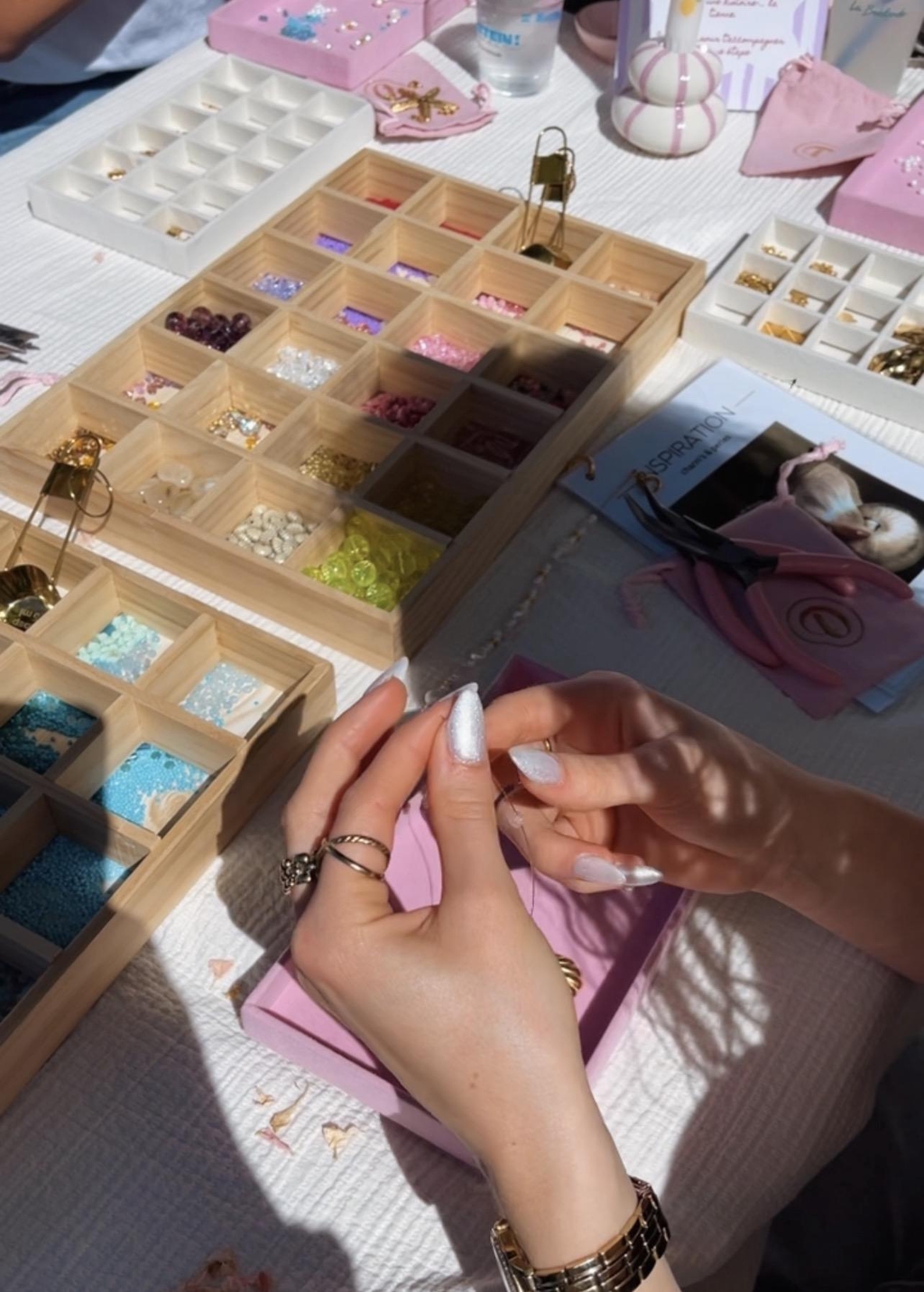 Atelier bracelet perles et charms en suisse 