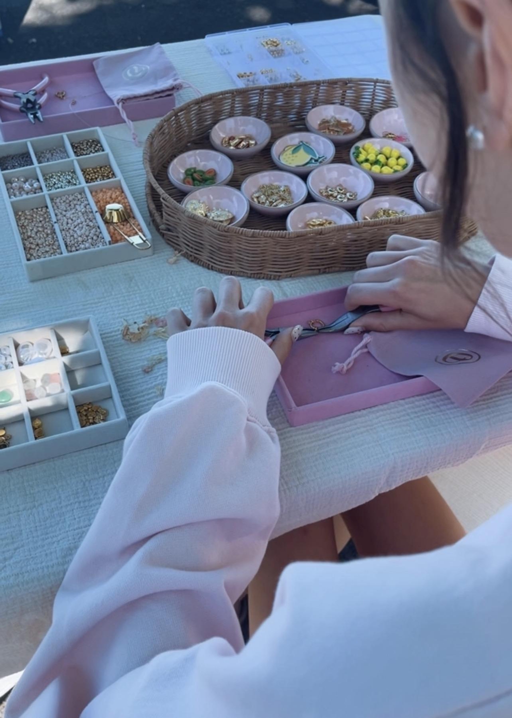 Création d'un bijou personnalisé avec des chaines et perles 