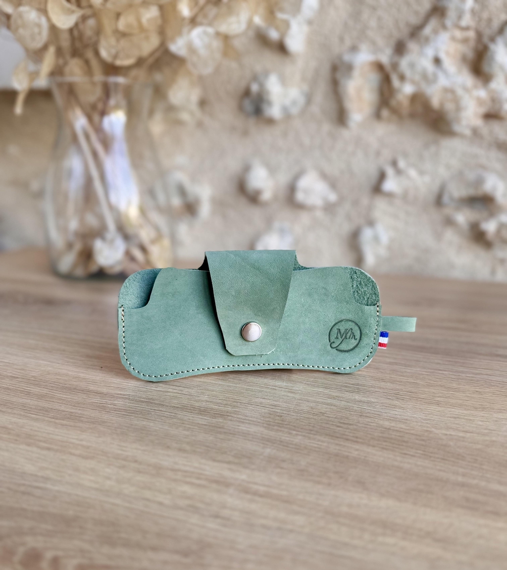 Étui à lunette en cuir souple, protège mirette et jamais perdu, grâce a son mousqueton.