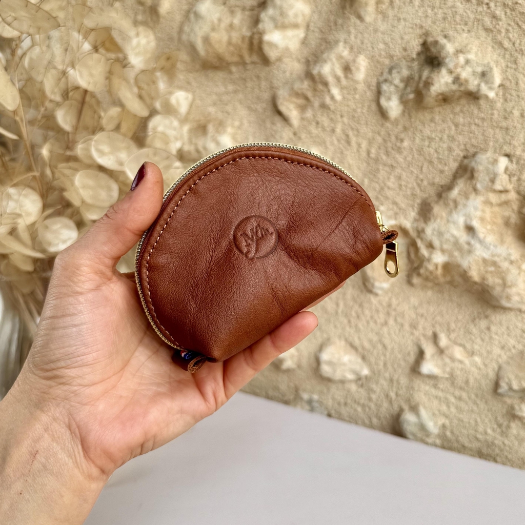 Porte-monnaie Demi-Lune

Demi-Lune est une pièce unique, entièrement confectionnée à la main dans mon atelier en Dordogne. Un petit format pratique, pensé pour accompagner votre quotidien. Sa forme arrondie et sa fermeture zippée en font un indispensable facile à glisser dans tous les sacs. Idéal pour ranger votre monnaie, mais aussi vos petits essentiels : clés, barrettes ou petits objets du quotidien.

Réalisé en cuir de chèvre, au reflet doré, il allie souplesse et tenue pour un usage durable. Compact et léger, il se fait discret tout en restant pratique.
Dimensions : 9 × 9 cm. Poids : 25 grs.
Soigneusement emballé avant expédition.

Expédition sous 2 à 4 jours ouvrés.

