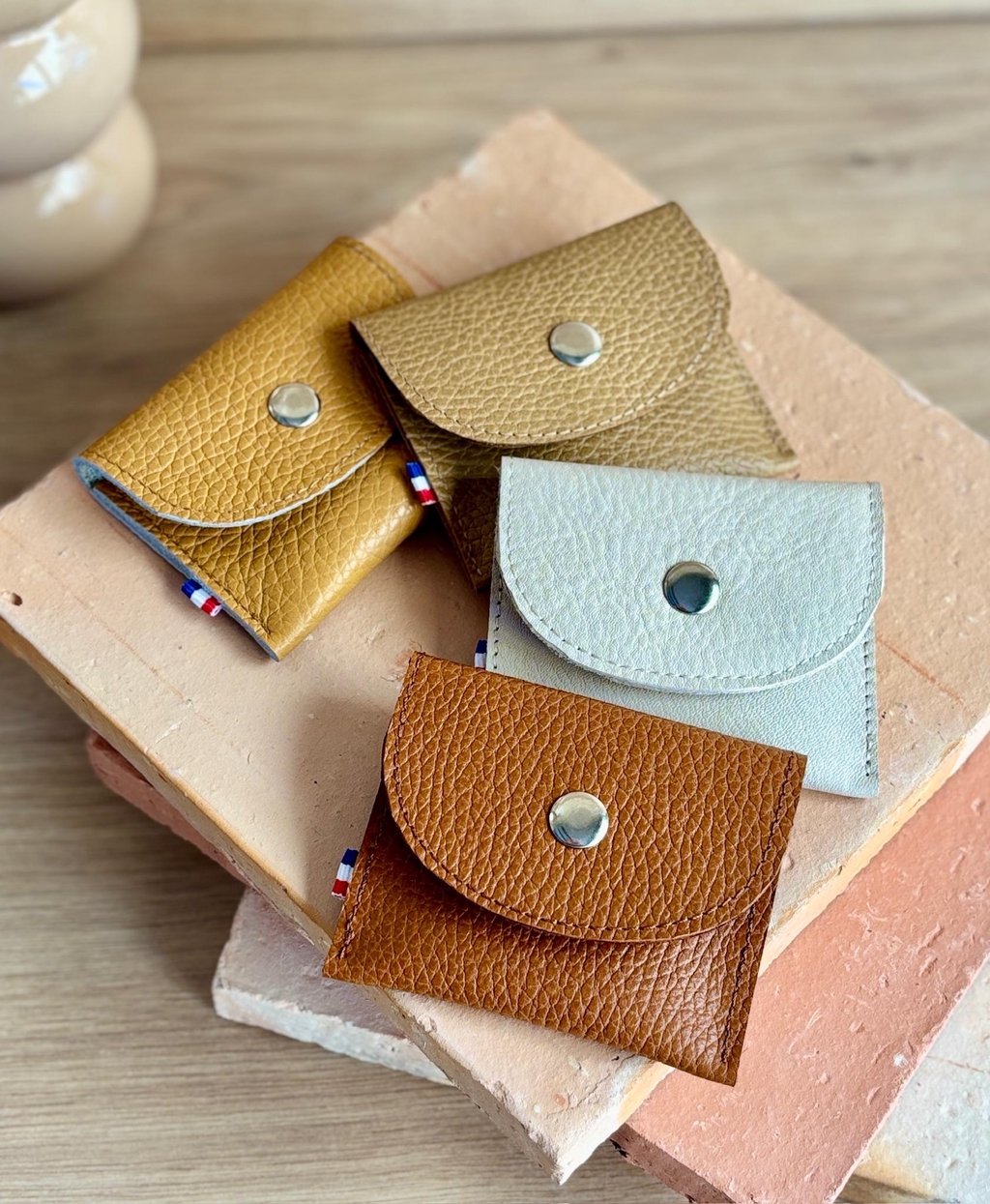 Mini Porte-Monnaie en Cuir Grainé, couleur marron

Compact et léger (seulement 25 g), il se glisse facilement dans une poche ou un sac. Son format pratique de 7 x 9 cm est idéal pour transporter votre monnaie, quelques billets ou vos petit grigri préférés.

Le cuir grainé certifié utilisé pour sa fabrication assure une texture agréable au toucher, une grande résistance dans le temps, et un style intemporel. Chaque pièce est entièrement réalisée à la main, dans mon atelier en Dordogne ce qui la rend unique.

Il ferme avec un bouton pression.

Pourquoi on l’aime :

Format mini
Cuir grainé de qualité certifié, toucher irréssitible
Fabrication artisanale
Idée cadeau fait fait main et utile
📦 Expédition sous 2 jours ouvrés.