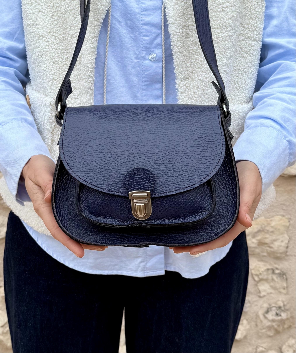 un sac à main, dit besace, confectionné à la main, pièce unique de ma collection. 
Son format compact et pratique est parfait pour emporter l’essentiel avec vous.  
Tout en cuir de vache, des finitions impeccables, les tranches du sac sont teintées à la main, en marron. 
À l’intérieur, tout est pensé pour votre confort : il est doublé tout en cuir, une poche zippée pour sécuriser vos affaires.
Il ferme avec un top aimant en métal doré. 
dimension: - Hauteur 17cm / Longueur 21 cm / Largeur 8 cm 
- Bandoulière: longueur 125 cm / largeur 2 cm
