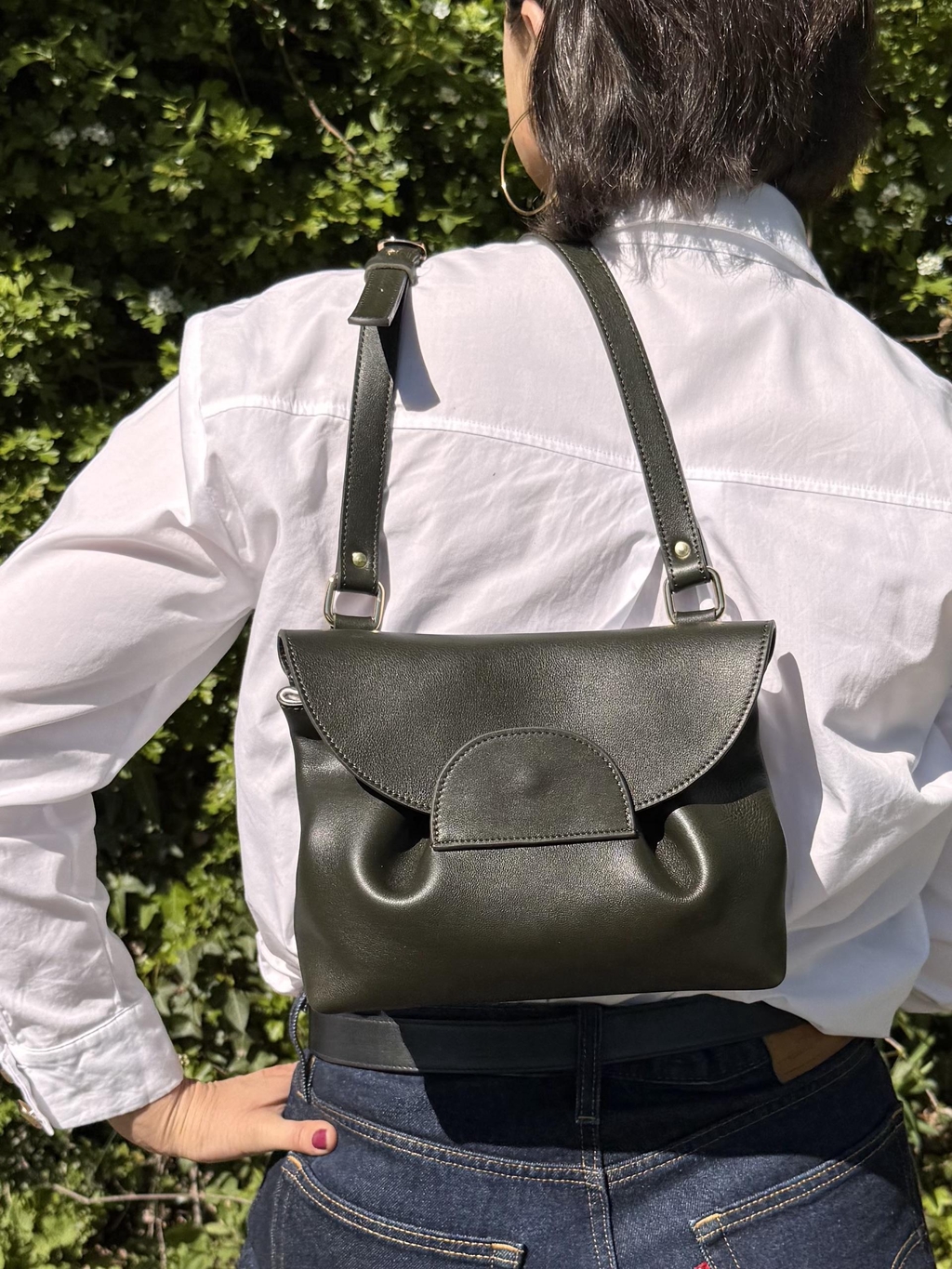 Le sac à main: Éclat est pensé comme une pièce qui vous accompagne longtemps, avec simplicité et caractère. Chaque détail est travaillé avec soin pour allier beauté, fonctionnalité et authenticité artisanale.
Cuir de vache grainé italien certifié, couleur violine. Plis structurés maintenus par boutons-pressions pour moduler le volume. Fermeture rabat aimanté doublé cuir. Porté épaule. Bandoulière réglable 105 cm, boucle dorée. Poche extérieure cuir 18×11 cm.
Doublure en coton blanc lin issue de draps chinés, transformés et cousus dans mon atelier. Poche intérieure zippée finition cuir.
Dimensions : 25 × 17 × 9 cm – Poids : 485 g.
