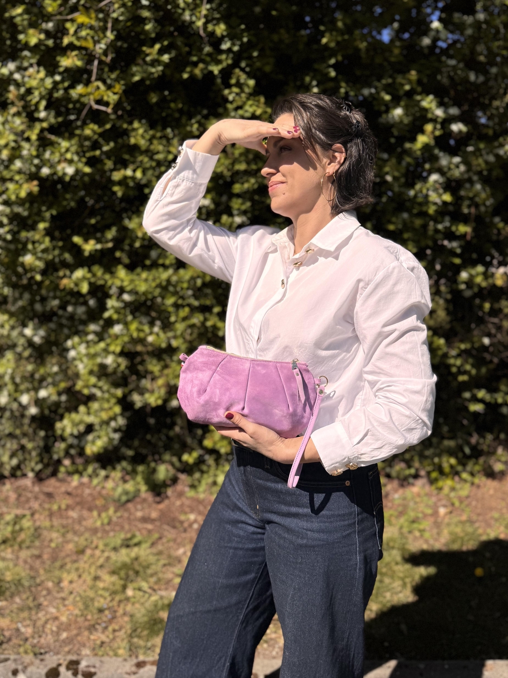 Pochette Coquillette
Une pochette en cuir élégante toute en simplicité. Portée au poignée pour vos événements ou en bandoulière pour tous les jours.