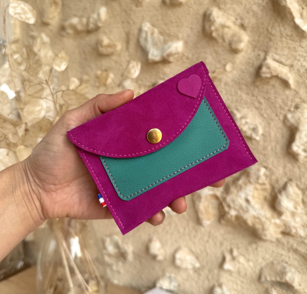 Porte-feuille / Range-papiers 
Ce porte-feuille est une pièce unique, entièrement confectionnée à la main dans mon atelier en Dordogne. Un format compact et fonctionnel, pensé pour garder vos essentiels parfaitement organisés.
Réalisé en cuir de vache soigneusement sélectionné, couleur bleu et orange.
Il se ferme par un bouton-pression pour plus de sécurité.
Il permet de ranger facilement vos papiers : permis de conduire (ancien format rose) et carte d’identité (bleu).
À l’arrière, un compartiment dédié aux papiers.
À l’avant, sous le rabat, un emplacement carte.
À l’intérieur, Un emplacements carte également.
Compact et pratique, il se glisse facilement dans un sac et même dans la poche arrière d’un jean.
Dimensions : 12,5 × 9,5 cm.