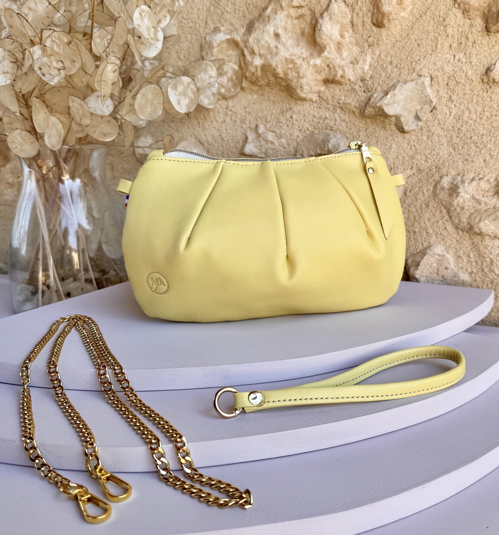 Coquillette est une pièce unique, entièrement confectionnée à la main dans mon atelier en Dordogne. Une pochette élégante et légère, pensée pour accompagner vos moments du quotidien comme vos occasions spéciales.
Son nom est inspiré de sa forme, qui évoque une coquille, clin d’œil à son esprit délicat et féminin.
Déclinée en plusieurs coloris (11 disponibles), elle est réalisée en cuir de chèvre, souvent type nubuck, offrant un toucher très doux et un rendu subtil. Fermeture zippée pratique.
Se porte à la main, au poignet ou en bandoulière grâce à sa chaîne et sa poignée en cuir, toutes deux amovibles avec mousquetons.
Doublure tissu avec finitions soignées.
Dimensions : 25 × 16 cm. Poids : 130 g.