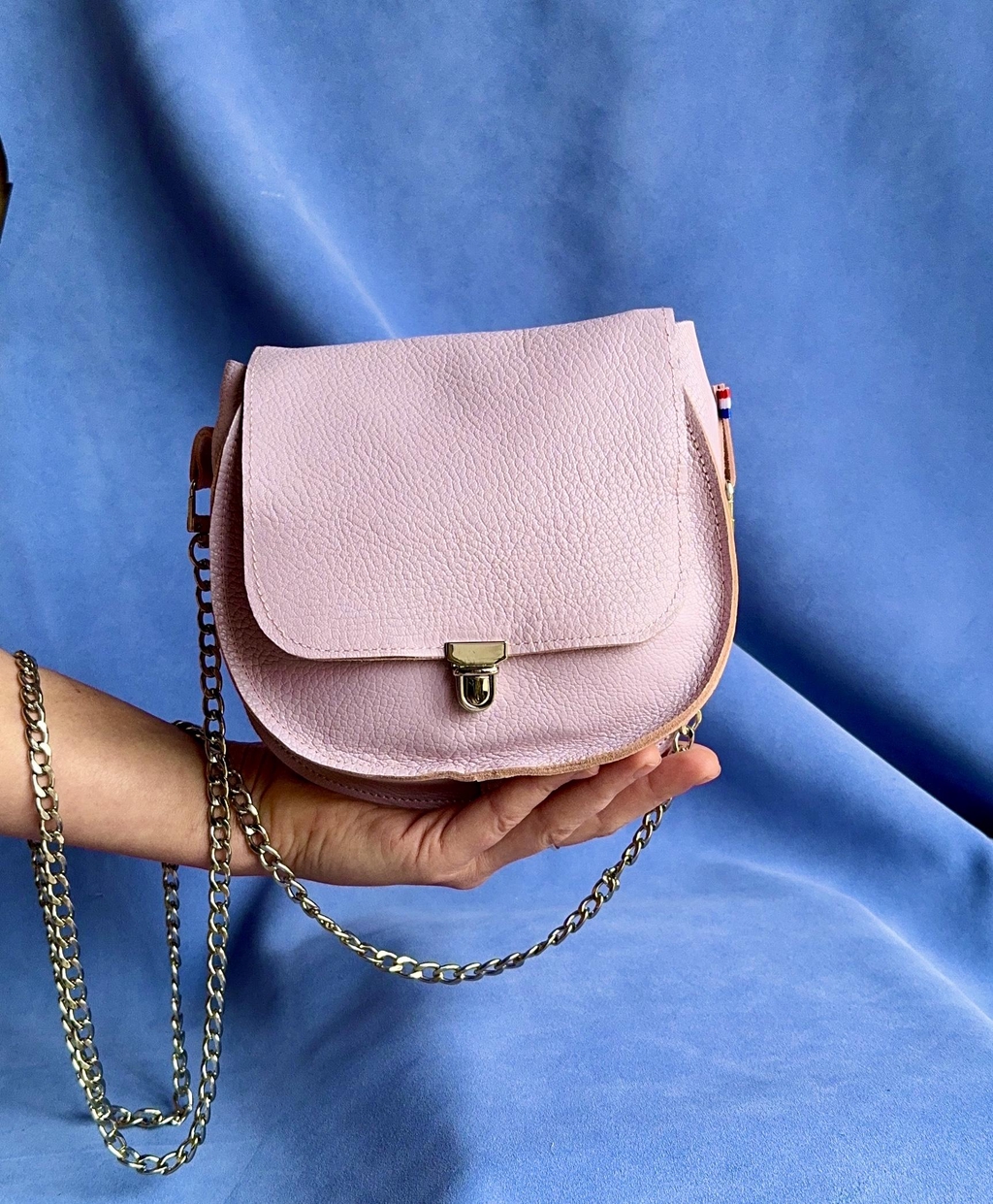 Petit sac à main, en cuir, confectionné à la main dans mon atelier en Dordogne, le modèle Bling est réalisé en cuir de vachette grainé couleur parme. Il se porte en bandoulière grâce à sa chaîne en acier inoxydable argenté de 120 cm.
Il ferme par un fermoir sécurisé avec bijouterie argentée. L’intérieur est doublé en cuir et comprend une poche plaquée zippée, ornée d’un petit pompon en cuir.
Dimensions : 16 × 17 × 5 cm
Poids : 220 g
Livraison : 2 à 4 jours ouvrés – France uniquement
Pièce unique