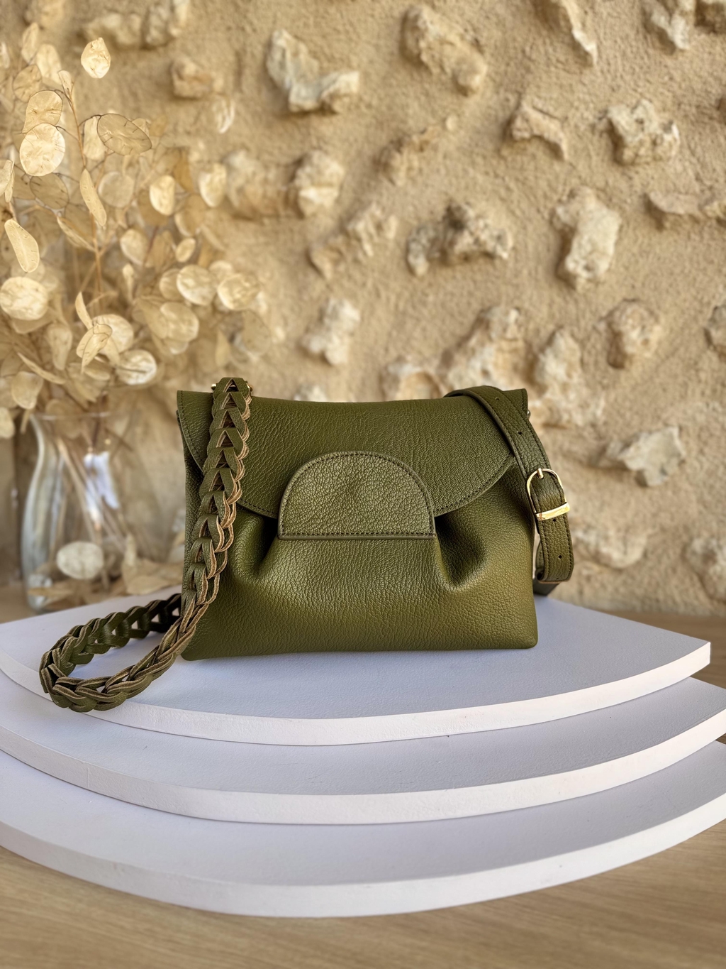 Sac à main en cuir nommé Éclat, un intemporel, coup de coeur assuré. Best-seller de la marque. Pratique, élégant. Ses boutons pressions à l'avant permet d'élargir le sac. Un cuir travaillé, pensé pour vous accompagner partout. porté épaule ou bandoulière. Un format idéal.