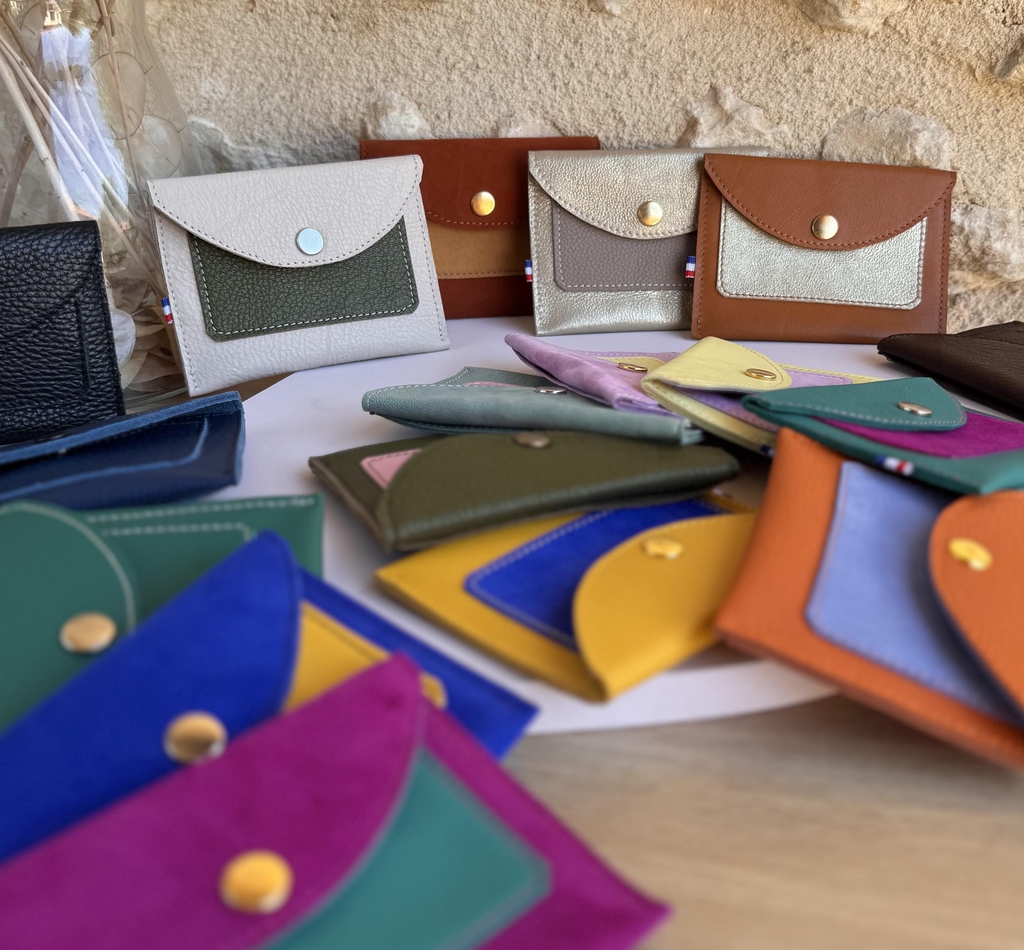 Range papier en cuir : Le rangement qui simplifie tout. Permis et papiers réunis dans un format simple et pratique.