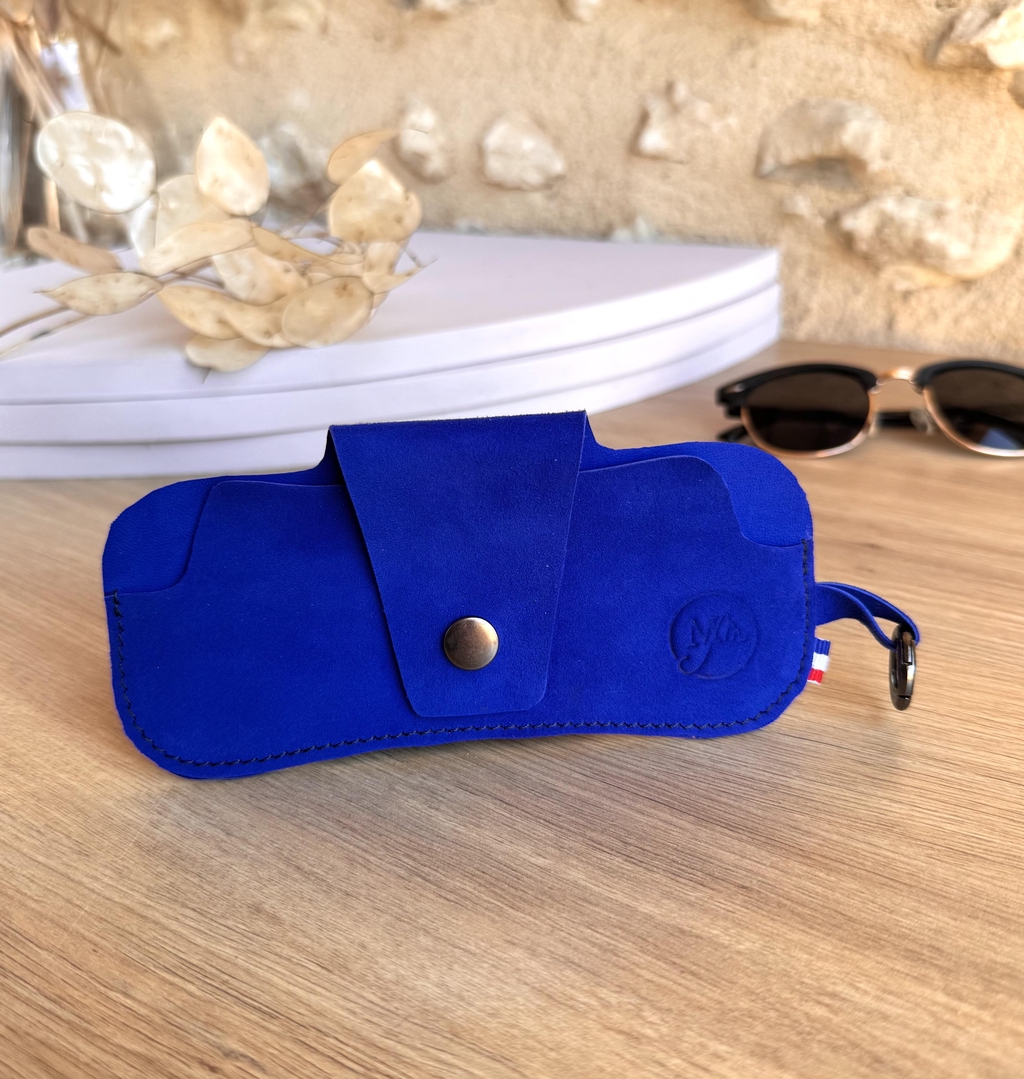 Étui à lunettes, protège mirettes et jamais perdu en cuir.
Cet étui est une pièce unique, entièrement imaginée et confectionnée à la main dans mon atelier à Ribérac, en Dordogne. Une création pensée pour allier style et praticité au quotidien.
Sa forme moderne attire le regard et déclenche le coup de cœur, tandis que sa fermeture par bouton-pression protège vos lunettes des rayures.
Son petit plus : un mousqueton discret pour l’accrocher partout (sac, passant, ceinture …). Fini les lunettes perdues, elles restent toujours à portée de main.
Réalisé en cuir souple soigneusement sélectionné de couleur    
Idéal pour un usage quotidien, il protège des rayures mais reste non rigide.
Dimensions : 16 × 7 cm. Poids : 20 grs.