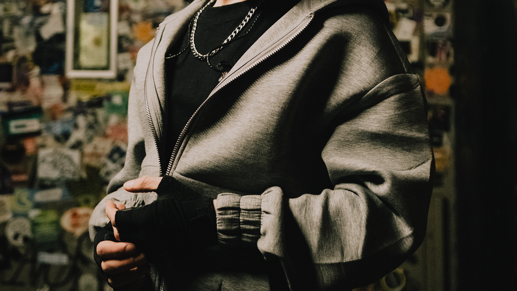 Schattenkind Hero Shot, Musiker Schattenformat trägt Streetwear Zip-Hoodie und Shirt.