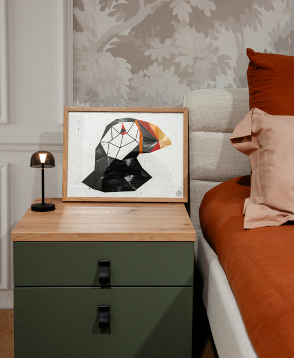 Marqueterie de paille d'un macareux sur du papier algue et mica