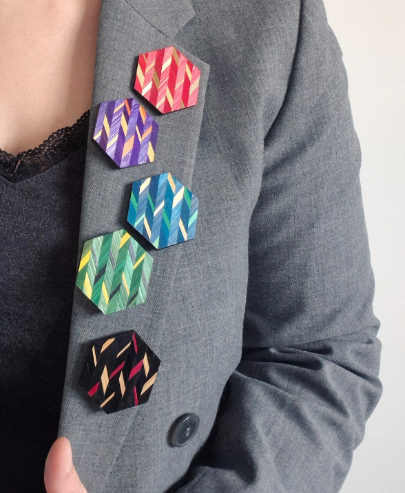 Marqueterie de paille des broches HEXA en série ultra limitée de 5 coloris et en 10 exemplaires chacunes
