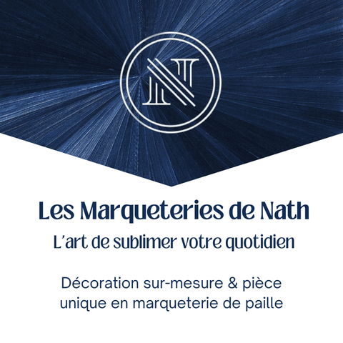 Logo de l'entreprise Les Marqueteries de Nath avec fond en marqueterie de paille bleue foncée avec le motif de soleil depuis le centre