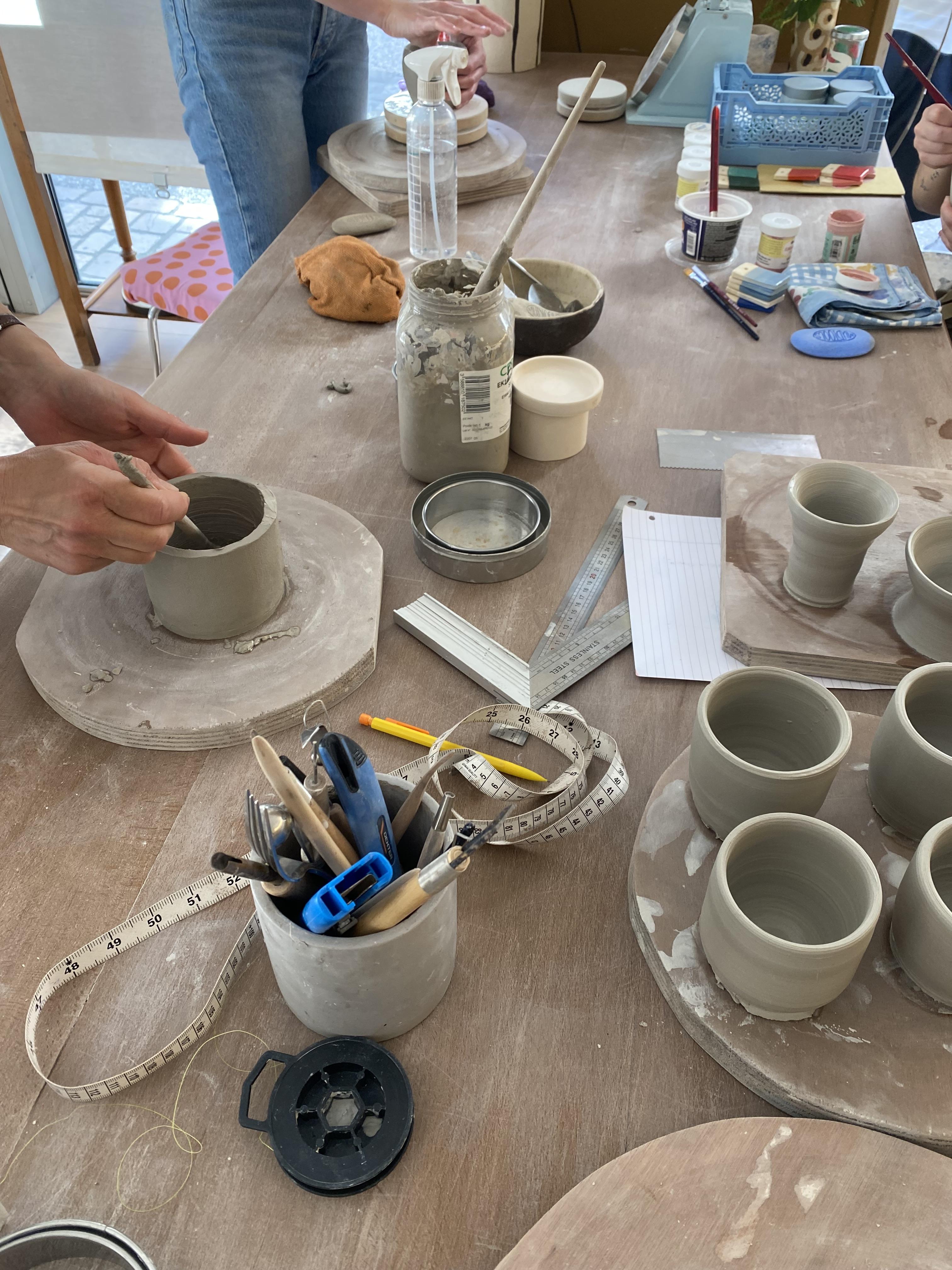 L’atelier vous propose des cours de modelage pour pratiquer la céramique et réaliser vos propres créations. Dans une ambiance chaleureuse et bienveillante en plein cœur de Poitiers. Ceramique Poitiers atelier de poterie Poitiers 