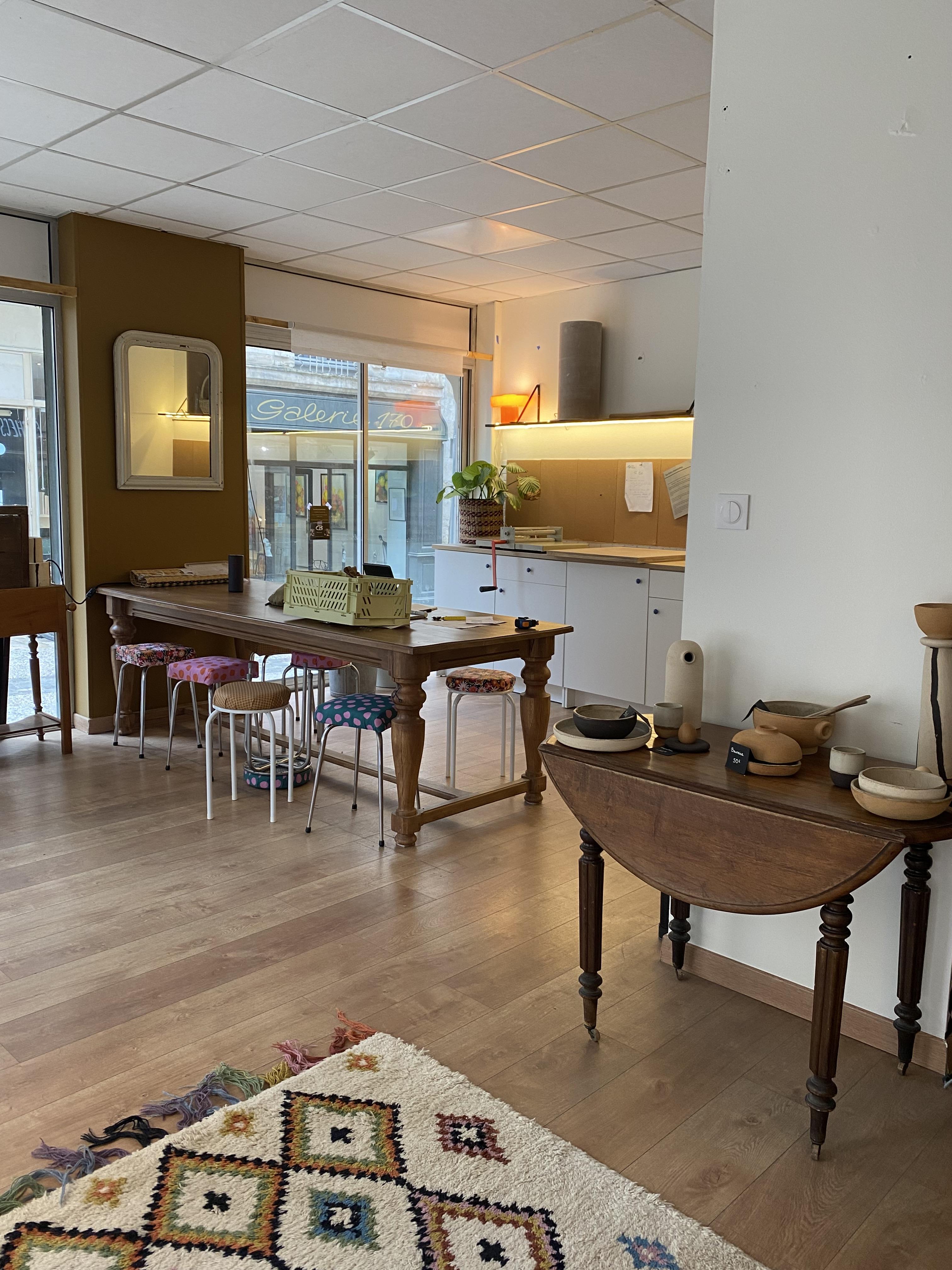 L’atelier vous propose des cours de modelage pour pratiquer la céramique et réaliser vos propres créations. Dans une ambiance chaleureuse et bienveillante en plein cœur de Poitiers