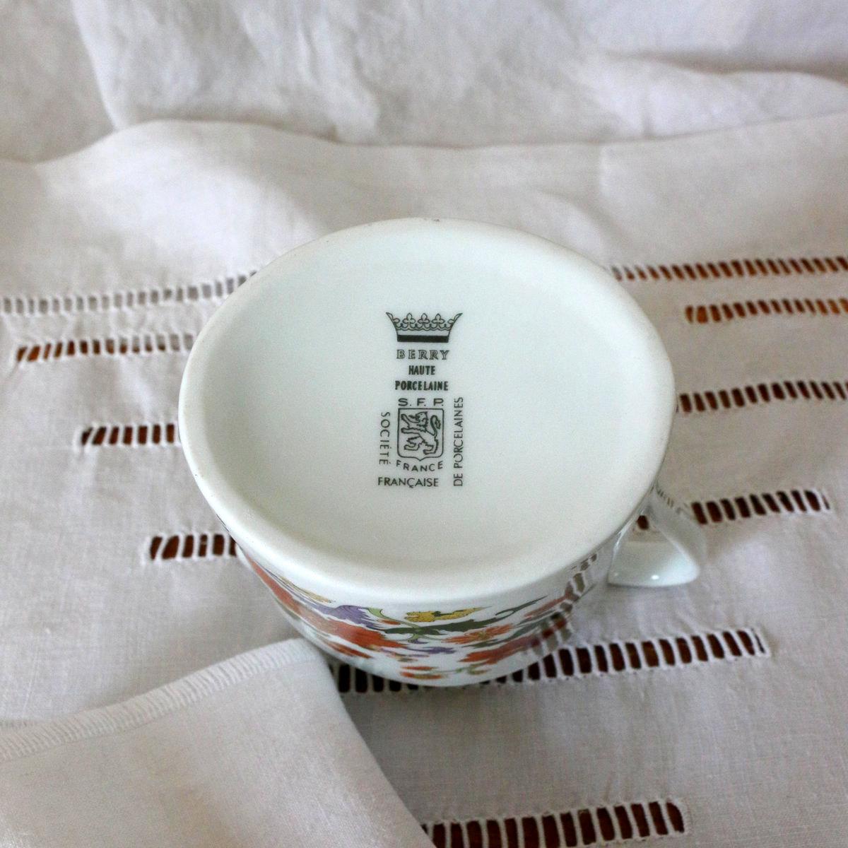Tampon Berry Haute Porcelaine S.F.P. sous le pot à lait Floribert du Berry.