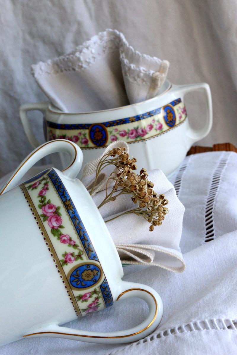 Sucriers Haviland et tchèque au même motif, chacun garni d’une serviette en lin blanc ancien ajouré, à côté du texte La Gazette.