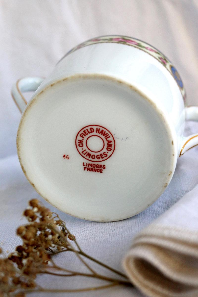 Tampon de manufacture sur porcelaine ancienne Limoges, indiquant l’origine et la période de la pièce.