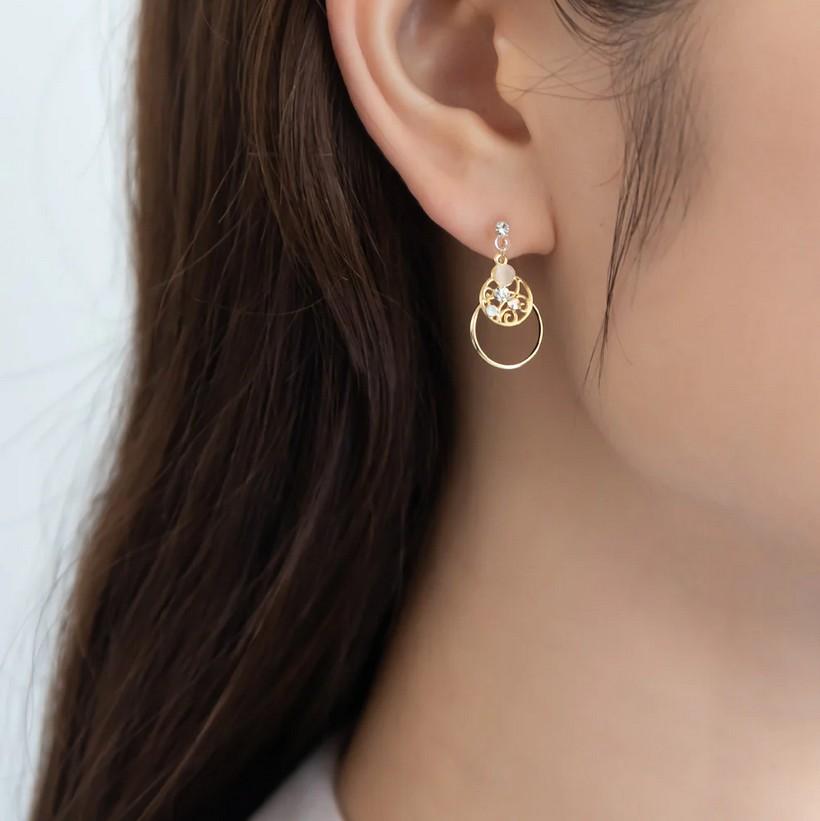 Boucles d'oreilles avec un fermoir en polymère (silicone ou autre). Sans clip, sans perçage ou piercing, sans aimant. Idéal pour les personnes allergiques aux métaux.
