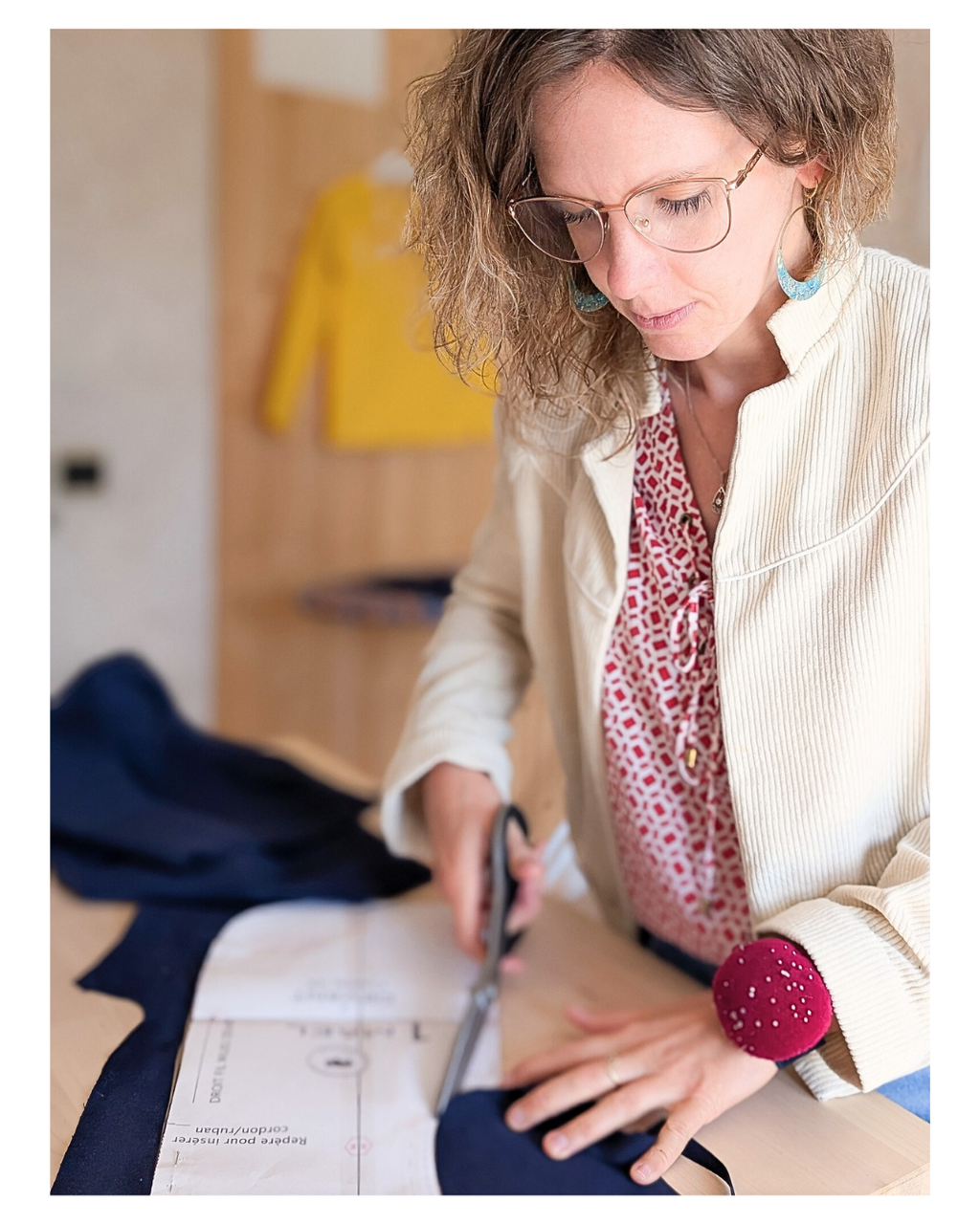 Créatrice de vêtements artisanaux pour enfants, Floriane à l'œuvre dans son atelier 