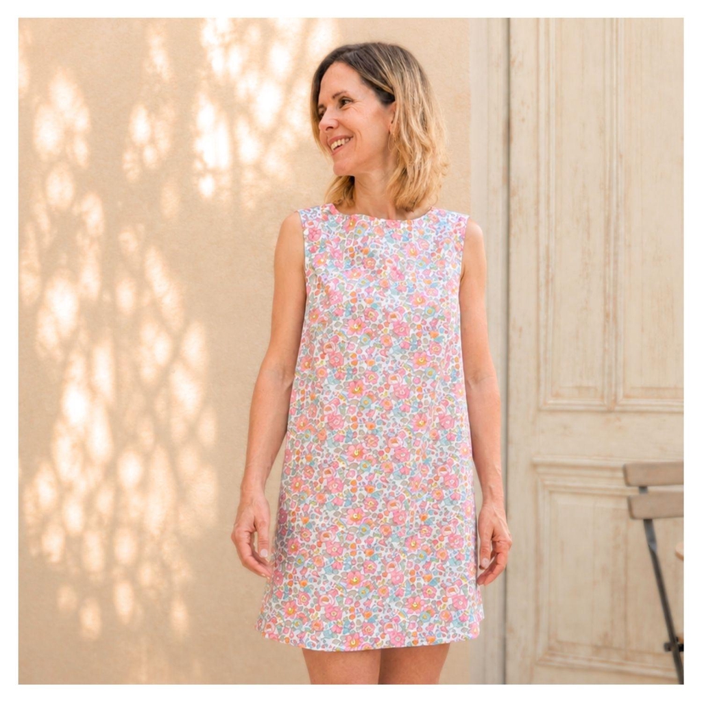 Robe d'été femme en Liberty rose pâle, confectionnée en France dans un coton haut de gamme. Une tenue élégante pour mariage, baptême ou cérémonie, confortable à porter toute la journée et suffisamment intemporelle pour être réutilisée au travail ou au quotidien.