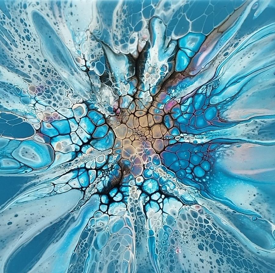Artiste peintre et créatrice de bijoux spécialisée dans le pouring fluid art basée à Rouen en Normandie