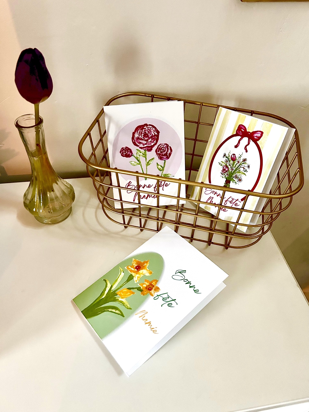 🌸 Collection Fête de des Grands-Mères 🌸

Une illustration pour lui dire merci autrement

Parce qu’une grand-mère, c’est une mémoire vivante, un parfum d’enfance, une douceur qu’on n’oublie jamais.

Pour la Fête des Grands-Mères, j’ai imaginé une collection d’illustrations florales délicates, inspirées de la nature et des souvenirs heureux. Chaque carte est pensée comme un petit bouquet qui ne fanera jamais 🌷

Roses, narcisses, compositions florales…
Chaque création est peinte avec attention, dans des teintes chaleureuses et lumineuses, pour transmettre un message simple mais essentiel :

“Je t’aime. Merci pour tout.”

✨ Format élégant
✨ Papier de qualité
✨ Création originale illustrée par mes soins
✨ Parfait à offrir seule ou accompagnée d’un petit mot personnel

Offrir une illustration, c’est offrir une émotion.
Un souvenir à garder précieusement, à poser sur une étagère, à encadrer, à relire dans quelques années.

💌 Disponible en quantité limitée pour la Fête des Grands-Mères.