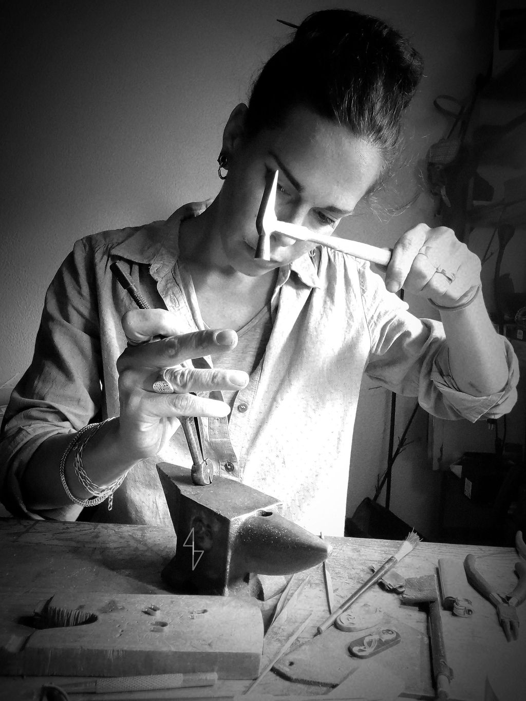 Unusual forged jewelry for unusual people 

Objets, accessoires & bijoux forgés, gravés, ciselés et sculptés à la main.

Bois précieux, cornes et ivoire de mammouth revalorisés .
Certains modèles sont protégés 