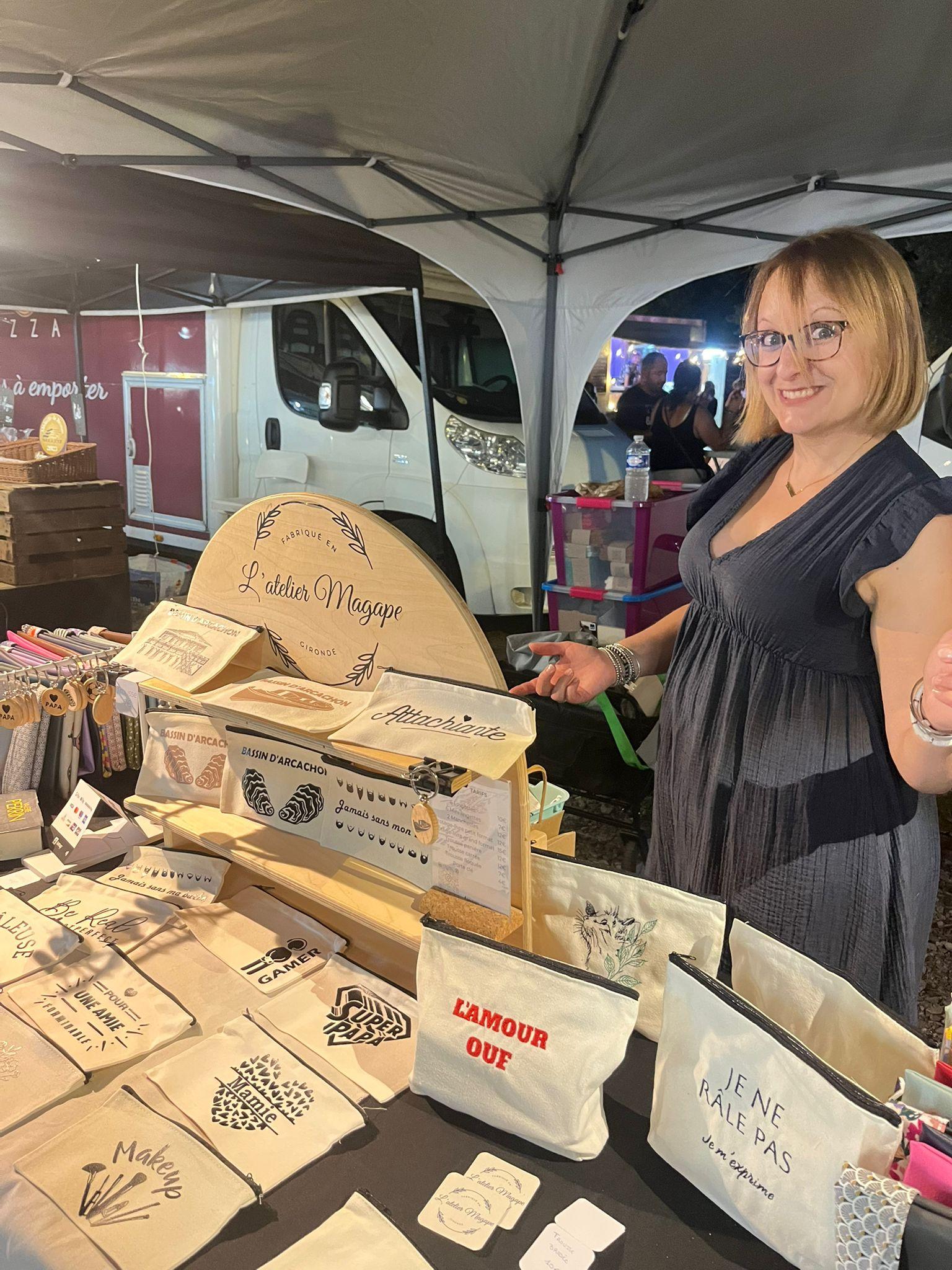 L’Atelier Magape — boutique en ligne artisanale de bougies parfumées et créations cousues main

Découvrez des bougies parfumées artisanales fabriquées avec soin, sans substances CMR, sans phtalates et cruelty free, pour parfumer votre intérieur en toute sécurité.

Retrouvez également des articles textiles cousus main, pratiques et durables :

lingettes lavables écologiques,

trousses et pochettes élégantes,

accessoires du quotidien.

Personnalisez vos créations grâce à la broderie et au flocage, pour offrir un cadeau unique ou créer un objet à votre image.

Notre boutique vous garantit :

paiement sécurisé,

livraison rapide,

service client attentif.

Chez L’Atelier Magape, chaque création est pensée pour allier qualité, authenticité et respect de votre bien-être.

 Commandez en toute confiance.