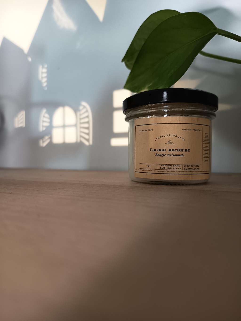 Bougies artisanales naturelles – cire de soja européenne & parfums français

Apportez une ambiance chaleureuse et raffinée à votre intérieur avec nos bougies artisanales fabriquées à la main. Conçues à partir de cire de soja européenne, elles diffusent délicatement des parfums français sans substances nocives pour une expérience olfactive saine et élégante.

🕯️ Cire de soja européenne naturelle

Nos bougies sont réalisées avec de la cire de soja d’origine européenne, reconnue pour sa combustion propre et durable. Elle produit peu de fumée, brûle lentement et respecte votre environnement intérieur.

🇪🇺 Contenant européen réutilisable et hermétique

Chaque bougie est coulée dans un contenant européen de qualité, doté d’un couvercle protecteur. Il permet de préserver le parfum, protéger la cire et réutiliser le pot une fois la bougie consumée.

🌸 Parfums français sans substances nocives

Nos fragrances proviennent de France et sont garanties sans CMR (substances cancérigènes, mutagènes ou reprotoxiques) ni phtalates. Elles diffusent une senteur délicate et agréable, idéale pour créer une atmosphère apaisante.

♻️ Une bougie plus responsable

Fabriquées artisanalement avec des matières premières sélectionnées en Europe, nos bougies s’inscrivent dans une démarche plus respectueuse de votre bien-être et de l’environnement.

🎁 Une idée cadeau élégante

Parfaites pour offrir ou se faire plaisir, ces bougies naturelles apportent une touche cosy et raffinée à tout intérieur.

Mots-clés SEO : bougie artisanale, bougie naturelle, cire de soja européenne, bougie parfumée française, bougie sans substances nocives, bougie écologique, bougie fait main, décoration intérieure.