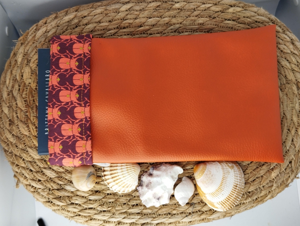 Protections pour livres en simili cuir et tissu – élégance et protection durable

Protégez et sublimez vos livres grâce à nos protections artisanales en simili cuir et tissu. Conçues avec soin, elles offrent une protection optimale contre l’usure, les rayures et les pliures tout en apportant une touche esthétique unique.

📚 Une protection efficace pour vos livres

Nos couvre-livres protègent vos romans, carnets, agendas et manuels scolaires contre les agressions du quotidien. Leur conception robuste garantit une durabilité exceptionnelle.

✨ Un design élégant et personnalisable

Fabriquées à la main, nos protections allient le raffinement du simili cuir à la douceur des tissus sélectionnés. Chaque pièce est pensée pour apporter style et originalité à votre bibliothèque.

🧵 Fabrication artisanale et matériaux de qualité

Nous utilisons des matériaux résistants et soigneusement choisis afin d’assurer une finition soignée et une longue durée de vie.

🎁 Idée cadeau idéale

Originales et pratiques, ces protections pour livres constituent un cadeau parfait pour les passionnés de lecture, les étudiants et les amateurs de beaux objets.